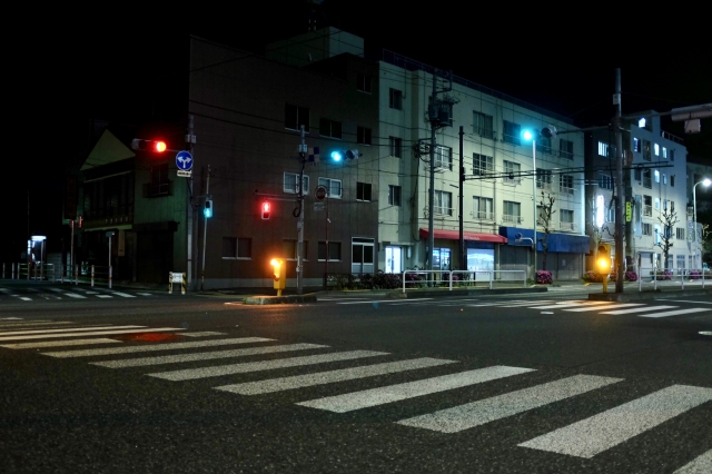 夜の交差点の画像